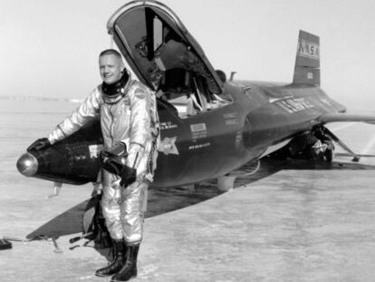 Neil Armstrong junto a un avi&oacute;n X-15-3 en Rogers Dry Lake de la base de la Fuerza A&eacute;rea de Edwards
 