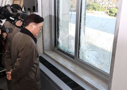 El presidente de la Asamblea Nacional, Woo Won-shik, examina una ventana dañada por soldados en el edificio, este miércoles.