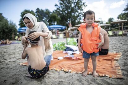 El año y medio internados en Lesbos pasó factura física a la familia, y sobre todo a los hijos, que sufrieron de malnutrición, según lamentaba en 2020 a EL PAÍS su madre, Masomeh Etemadi.