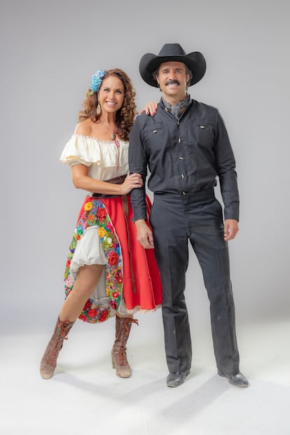 Lucero y José Ron, protagonistas de la serie 'El gallo de oro'.