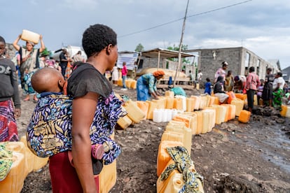 Chantal wartet am 11. Mai in Goma vor einem öffentlichen Brunnen, um Wasser zu schöpfen und Wäsche zu waschen.