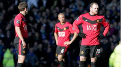 Wayne Rooney, Wes Brown y Michael Owen, tras recibir un gol del Everton.