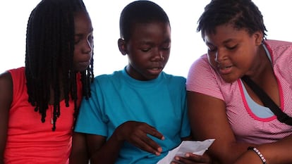 Jadir, junto a dos de sus compañeras, preparando el recital con el poema 'Na escola que queremos', de Soraya Ferreira da Silva.