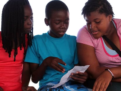 Jadir, junto a dos de sus compañeras, preparando el recital con el poema 'Na escola que queremos', de Soraya Ferreira da Silva.