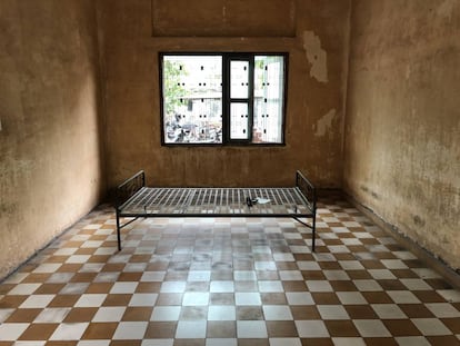 Una de las habitaciones de tortura de la prisión S-21, Toul Sleng, en Phnom Penh, Camboya