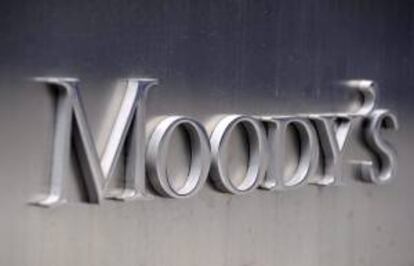 En la imagen, logo corporativo de Moody's, en la sede de la Agencia, en Nueva York (Estados Unidos). EFE/Archivo