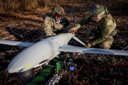 Militares ucranios preparan un dron Shark para su lanzamiento en la región de Járkov el 30 de octubre.