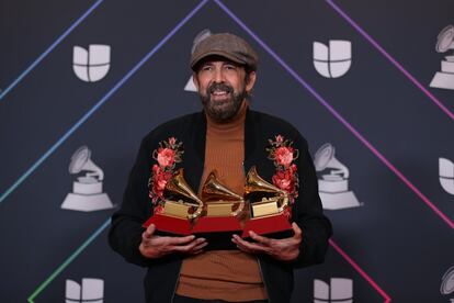 El cantante y compositor Juan Luis Guerra posa con sus premios.