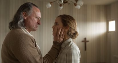 Michael Nyqvist y Emma Watson en la película.