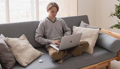 Chico con un MacBook