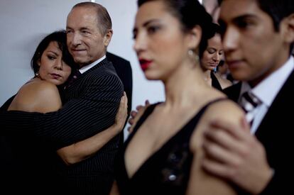 Los bailarines italianos Eloina Martins y Paolo Nelzi, a la izquierda, esperan junto a otros competidores su turno en el Tango Dance Wolrd Cup 2012.