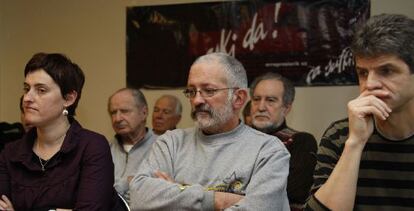 Última imagen de Múgica (centro), en un acto en 2008 en Bayona, donde denunció que había sido secuestrado por tres policías.