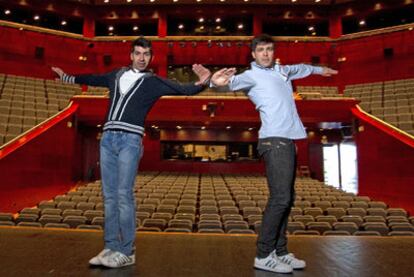 Los bailarines Ángel Rojas y Carlos Rodríguez en el teatro mostoleño del Bosque.