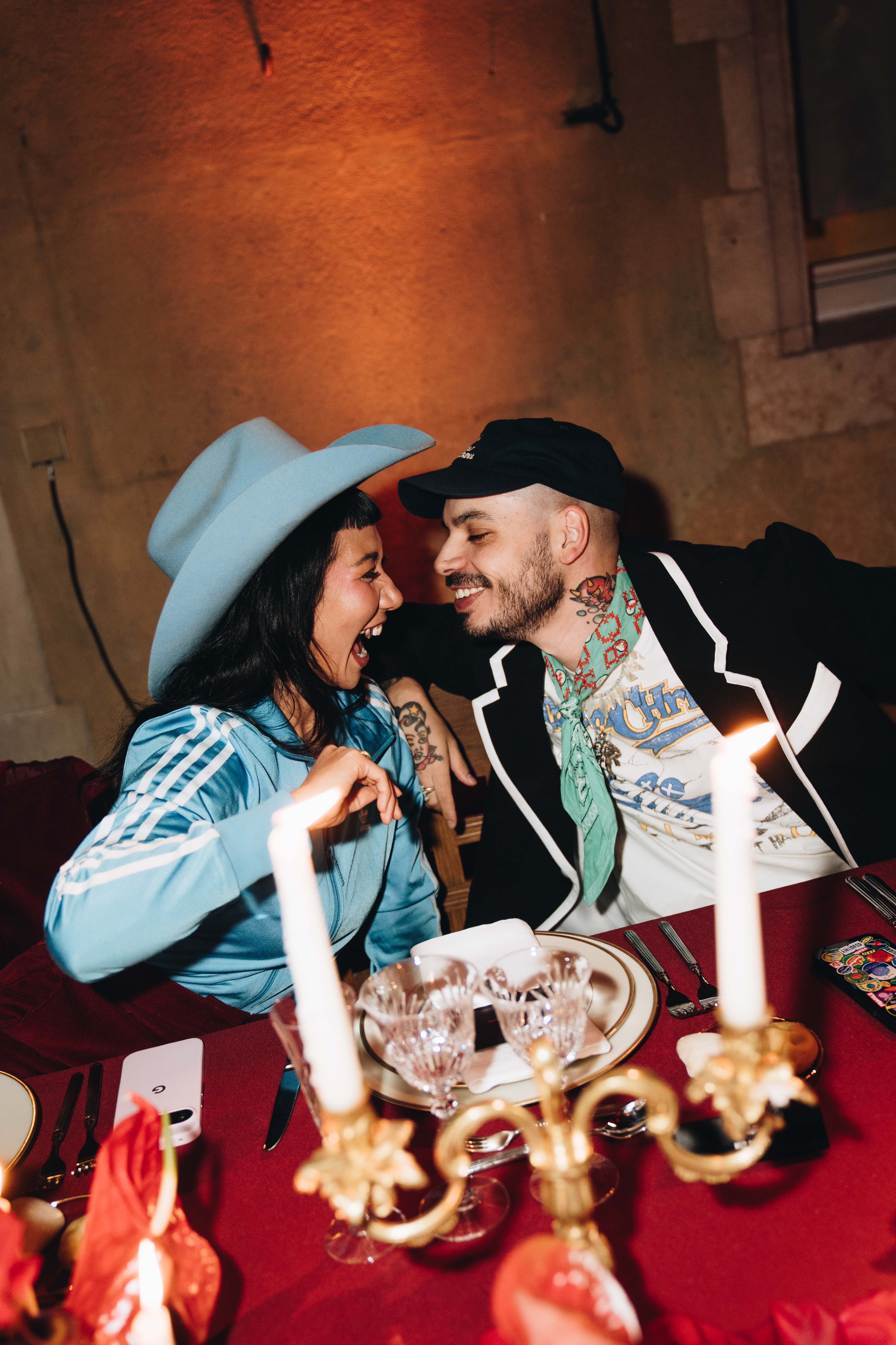 Carla Paucar y Álex Turrión, la pareja de estilistas, durante la cena. 