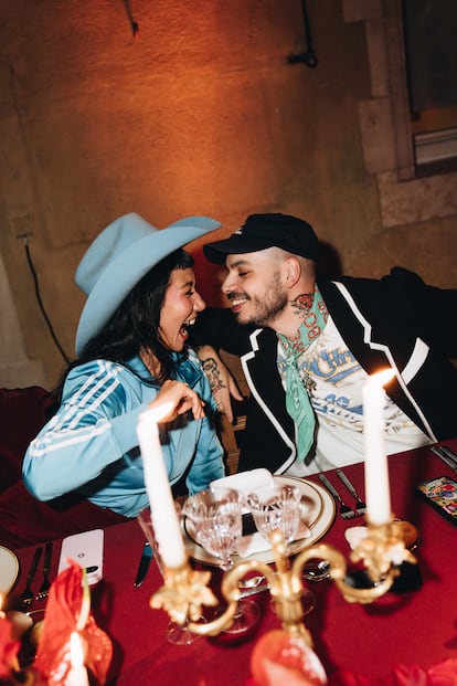 Carla Paucar y Álex Turrión, la pareja de estilistas, durante la cena.