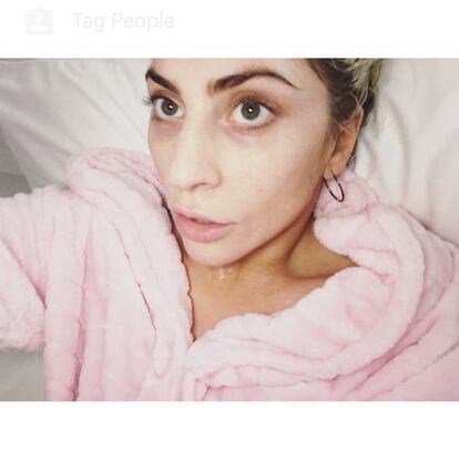 Parece que es una moda entre las famosas posar con el albornoz y la mascarilla facial. Esta es la cantante de 'Bad Romance', Lady Gaga.