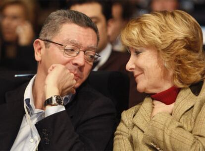 Ruiz-Gallardón y Aguirre conversan en un acto del PP en Madrid, el pasado enero.