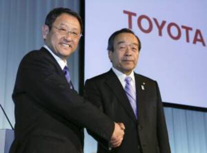 El presidente del gigante automovilístico, Akio Toyoda (izq), saluda al recientemente nombrado presidente de la junta de directores de la empresa, Takeshi Uchiyama (der). EFE/Archivo