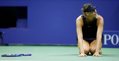 Sharapova celebra la victoria frente a Halep.