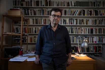El escritor Javier Cercas, el lunes en su casa de Verges, Girona.