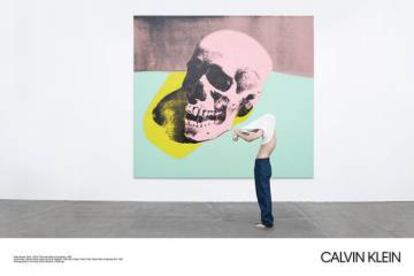 Primera campaña de Calvin Klein, con la obra 'Memento Mori' de Warhol de fondo.