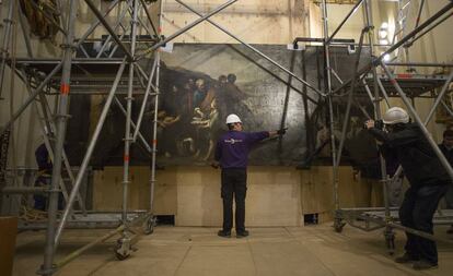 Llegada de la obra 'Milagro de la multiplicación de los panes y los peces', de Murillo, para su restauración en el Instituto Andaluz del Patrimonio Histórico.