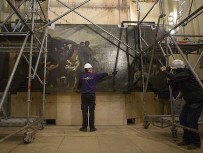 Llegada de la obra 'Milagro de la multiplicación de los panes y los peces', de Murillo, para su restauración en el Instituto Andaluz del Patrimonio Histórico.