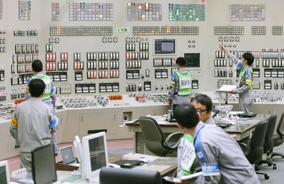 Si todo transcurre según lo previsto, el primer reactor de Sendai, de 890 megavatios, reanudará las operaciones comerciales en septiembre. El proceso se repetirá en octubre con el segundo. En la imagen, operadores de la planta trabajan para reiniciar el reactor Nº 1 en la sala de control de la central nuclear de Sendai.
