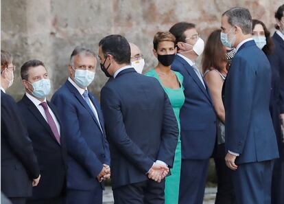 Pedro Sánchez y el rey Felipe VI saludan a los presidentes autonómicos en la conferencia de líderes territoriales del pasado 31 de julio en San Millán de la Cogolla (La Rioja).