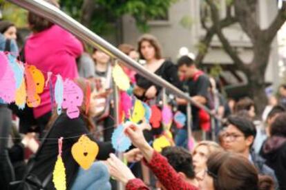 Ofrendas mexicanas de papel en las puertas del Malba.