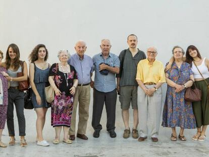 J&oacute;venes voluntarios ayudan y hacen compa&ntilde;&iacute;a a personas mayores.