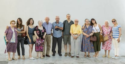 J&oacute;venes voluntarios ayudan y hacen compa&ntilde;&iacute;a a personas mayores.