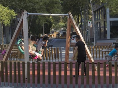 Una familia en uno de los parques de la Supermanzana