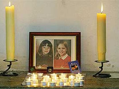 Los retratos de Jessica Chapman y Holly Well, en la iglesia de Soham. OBJETO