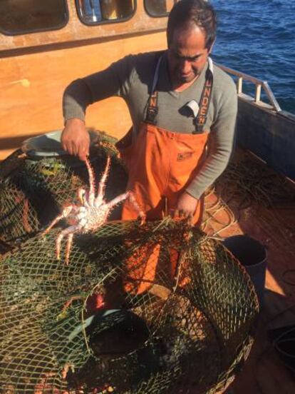 Un pescador en aguas de Chilo&eacute; (Chile).