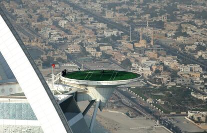 El trofeo de la Copa Davis se muestra en el helipuerto de Burj Al Arab Jumeirah en Dubai, Emiratos Árabes Unidos.