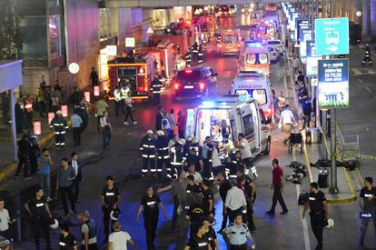 Imatge del lloc de l’atemptat amb els bombers, forces de seguretat i personal mèdic al costat de les víctimes de l’explosió a l’aeroport d’Atatürk.