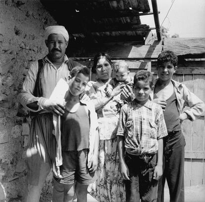 Las imágenes reflejan la miseria y el desarraigo que ha sentido un pueblo tras una guerra colonial.