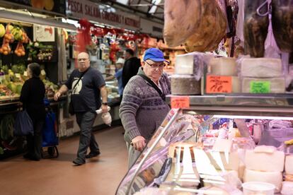 Ambiente en el mercado municipal de Badía del Vallés (Barcelona), el 26 de abril.