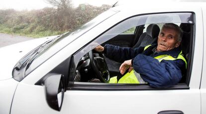 Emilio López, de 80 anys, condueix per les carreteres d'O Saviñao, a Lugo.