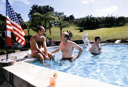 El expresidente francés Valéry Giscard d'Estaing, el expresidente de Estados Unidos, Gerald Ford, y Henry Kissinger (a la derecha), en una piscina en 1974 en Fort-de-France, Martinica.