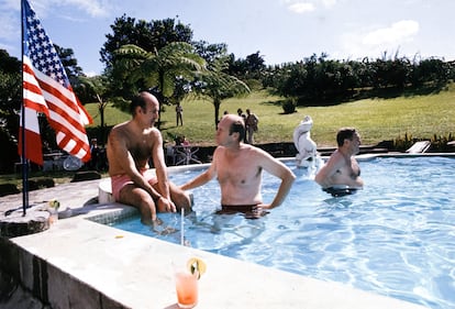 El expresidente francés Valéry Giscard d'Estaing, el expresidente de Estados Unidos, Gerald Ford, y Henry Kissinger (a la derecha), en una piscina en 1974 en Fort-de-France, Martinica.