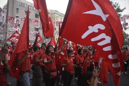 Simpatizantes del Frente Farabundo Martí para la Liberación Nacional (FMLN), participan en el cierre de campaña de su partido el miércoles en San Salvador.
