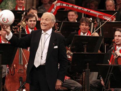 El director franc&eacute;s Georges Pr&ecirc;tre, durante el concierto de A&ntilde;o Nuevo con la Orquesta Filarm&oacute;nica de Viena, en 2008. 