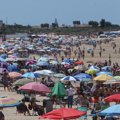 Chipiona (Cádiz) 15/05/21 playa de regla durante el primer fin de semana después del estado de alarma. FOTO.ALEJANDRO RUESGA

