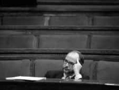 B-34732. Color. El Conseller de sanitat, Eduard Rius, comparece en el Parlament, por el tema de los transplantes ( listas de esperera) Foto:Tejederas