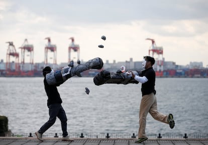 En el ‘Rock Hand Battle’ cada jugador viste un brazo de tamaño gigantesco e intentan derribar pequeñas rocas adheridas a los brazos del contrincante. En la foto, miembros de la 'Superhuman Sports Society' hacen una demostración del juego 'Rock Hand Battle' en Tokio.