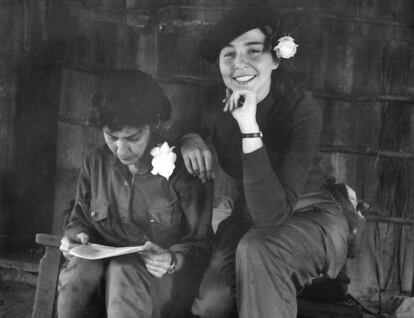 Celia Sánchez, secretaria de Fidel Castro e historiadora de la Revolución, junto a Vilma Espín, jefa de la resistencia santiaguera y mujer de Raúl Castro.