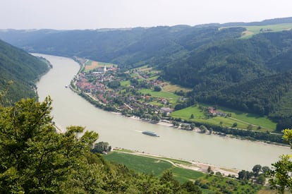 El Danubio a su paso por el pueblo de Engelhartszell (Austria).