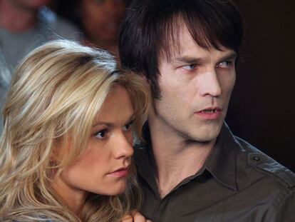 Anna Paquin (Sookie) y Stephen Moyer (Bill), en <i>True blood. </i>